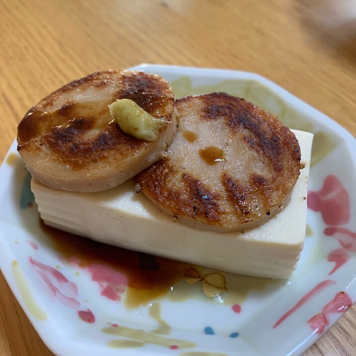 温やっこ、焼きソーセージのせ